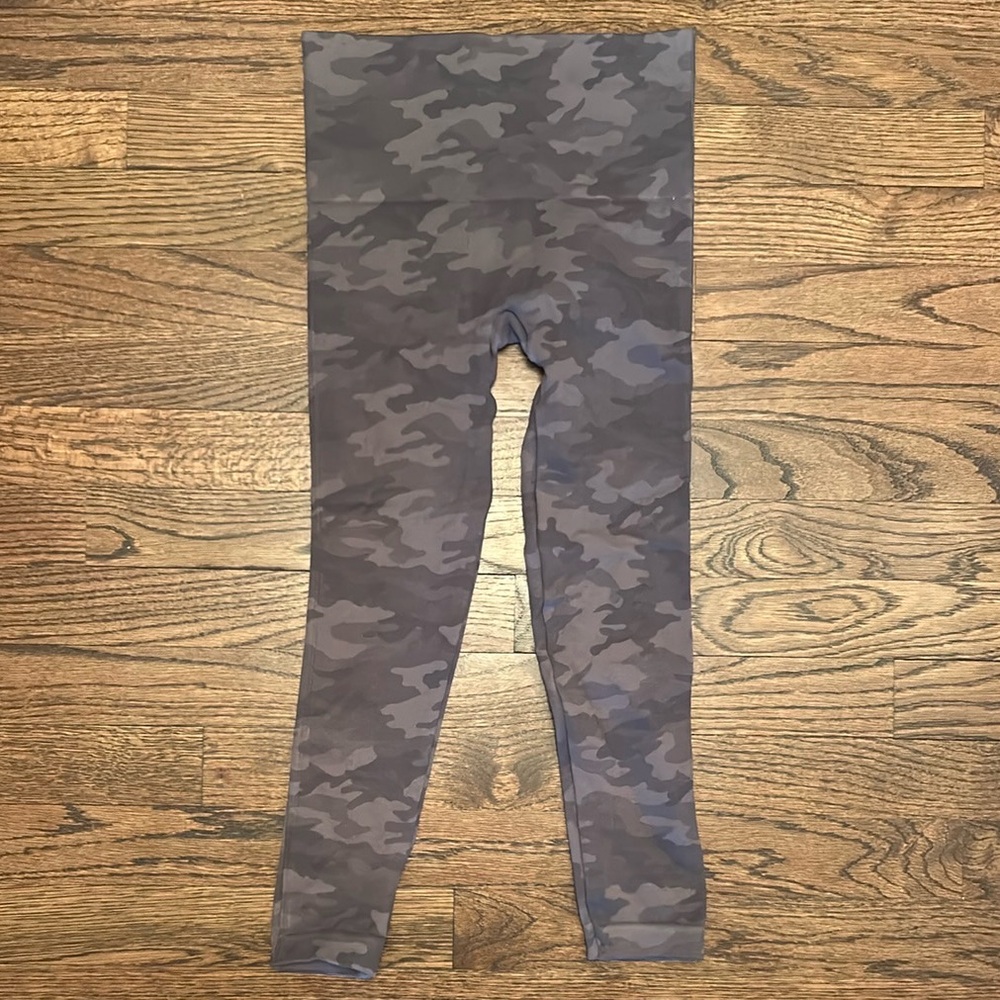 NWOT SPANX Gray Camouflage Leggings with Cropped and Slight Stretchy Fit